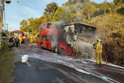 Ônibus City Tour pega fogo na tarde deste domingo (1º), em Bento Gonçalves, no Vale dos Vinhedos. <!-- NICAID(16050283) -->