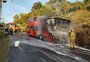 Ônibus de turismo pega fogo durante eio pelo Vale dos Vinhedos, em Bento Gonçalves