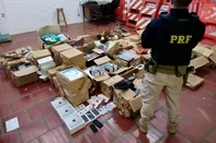 PRF apreende carga milionária de produtos contrabandeados em carreta abandonada às margens da BR-118, em Santana do Livramento<!-- NICAID(16001805) -->