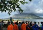 Milhares deixam área remota da Indonésia após erupção de vulcão que provocou alerta de tsunami