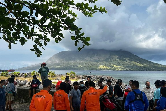 This handout from Indonesia's National Search and Rescue Agency (BASARNAS) received on April 18, 2024 shows people in Sitaro, North Sulawesi looking at the Mount Ruang volcano, as it spews smoke. Indonesian rescuers raced to evacuate thousands of people on April 18 after the volcano erupted five times, forcing authorities to close a nearby airport and issue a warning about falling debris that could cause a tsunami. (Photo by Handout / National Search and Rescue Agency (BASARNAS) / AFP) / -----EDITORS NOTE --- RESTRICTED TO EDITORIAL USE - MANDATORY CREDIT "AFP PHOTO / INDONESIA'S NATIONAL SEARCH AND RESCUE AGENCY (BASARNAS) " - NO MARKETING - NO ADVERTISING CAMPAIGNS - DISTRIBUTED AS A SERVICE TO CLIENTSEditoria: DISLocal: SitaroIndexador: HANDOUTSecao: disaster (general)Fonte: National Search and Rescue AgencFotógrafo: Handout<!-- NICAID(15738351) -->