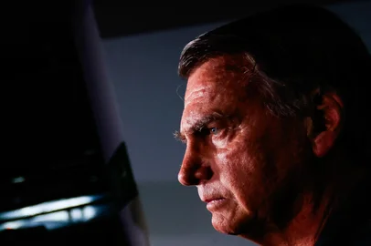 Bolsonaro coloca tornozeleira eletrônica por ordem do Supremo Tribunal FederalDF - BOSLONARO/PF/BUSCAS/MEDIDAS RESTRITIVAS - POLÍTICA - O ex-presidente da República, Jair Bolsonaro, deixa a sede do Partido Liberal (PL), em Brasília, para ir para casa   devido às medidas restritivas impostas pelo Supremo Tribunal Federal (STF), nesta sexta-feira 18 de julho de 2025.   Bolsonaro colocou tornozeleira eletrônica, além de precisar se submeter a recolhimento domiciliar das 19h às 7h, em   dias úteis, e durante todo o final de semana. O ex-presidente também foi proibido de acessar redes sociais e não   poderá se comunicar com diplomatas ou embaixadores estrangeiros.   18/07/2025 - Foto: WILTON JUNIOR/ESTADÃO CONTEÚDOEditoria: POLÍTICALocal: BRASÍLIAIndexador: WILTON JUNIORFonte: ESTADAO CONTEUDOFotógrafo: ESTADÃO CONTEÚDO<!-- NICAID(16094354) -->