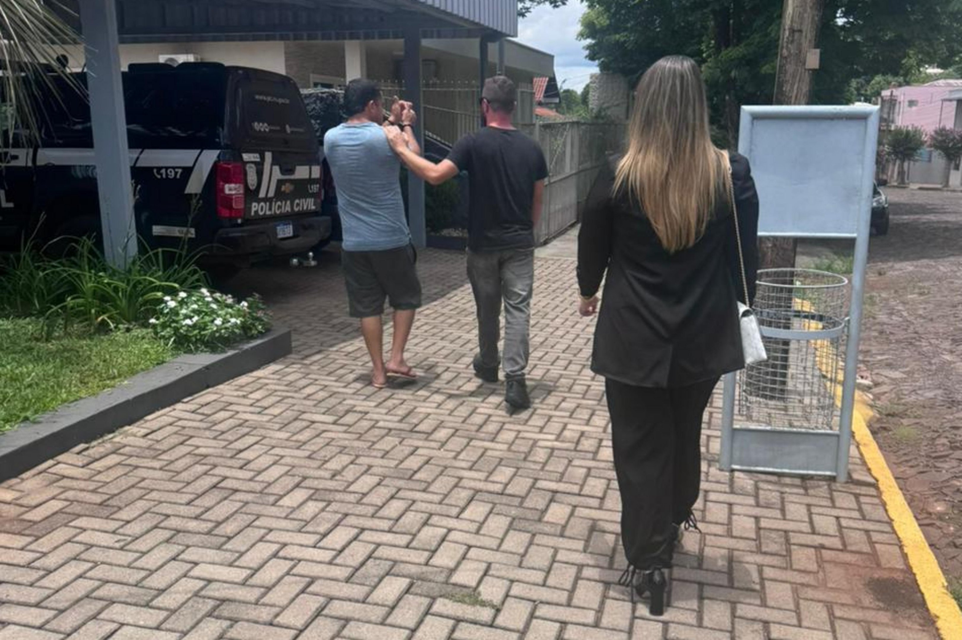 Motorista foragido ap&oacute;s atropelar e arrastar policial em Crissiumal se entrega &agrave; pol&iacute;cia