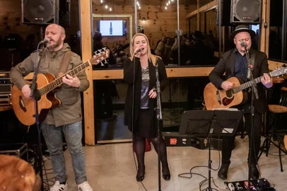 Banda se apresenta em evento na recém-inaugurada Cervejaria Bznjabier, no roteiro turístico Caminhos de Pedra. Ingressos antecipados estão à venda no Sympla por R$ 35, com direito a copo e uma dose da bebidaUm dia dedicado a um dos estilos de cerveja preferidos, com uma trilha sonora de tirar o fôlego. A 1ª edição do IPA Day ocorre neste sábado (5), na recém-inaugurada Cervejaria Bznjabier, no roteiro turístico Caminhos de Pedra, em Bento Gonçalves, na Serra Gaúcha. A partir das 11h, o público terá acesso à gastronomia com food trucks e às cervejas da marca, especialmente as mais lupuladas, com sabor mais amargo e aroma característicos do estilo das India Pale Ale de origem inglesa.       Os ingressos antecipados estão à venda pelo Sympla, por R$ 35, com direito a um copo exclusivo do evento e uma dose de IPA. Na hora, o valor para entrada é de R$ 50.   <!-- NICAID(15500028) -->