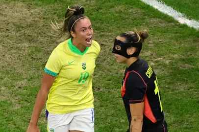 Brazil's forward #19 Priscila celebrates after Spain's own goal next to Spain's goalkeeper #13 Cata Coll in the women's semi-final football match between Brazil and Spain during the Paris 2024 Olympic Games at the Marseille Stadium in Marseille on August 6, 2024. (Photo by Clement MAHOUDEAU / AFP)<!-- NICAID(15834092) -->