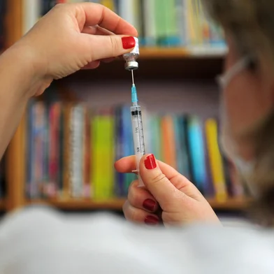 CAXIAS DO SUL, RS, BRASIL, 28/10/2021 - Adolescentes começam a ser imunizados contra a covid-19 em escolas de Caxias do Sul. Na Angelina Sassi Comandulli, 32 estudantes receberam a primeira dose na manhã desta quinta-feira.  A ação desta manhã também contemplou alunos da escola Engenheiro Dario Granja Sant Anna, no bairro Santo Antônio. Entre as 11h e o meio dia, 21 estudantes de 12 a 15 anos foram vacinados. (Marcelo Casagrande/Agência RBS)<!-- NICAID(14926824) -->