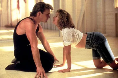 DIRTY DANCING - RITMO QUENTETítulo Original: Dirty DancingNacionalidade: AmericanaAno de Produção:1987Direção: Emile ArdolinoElenco: Patrick Swayze, Jennifer Grey, Jerry Orbach, Cynthia Rhodes, Jack Weston, Jane Brucker Uma garota em férias com a família conhece e se apaixona pelo instrutor de dança do hotel onde estão hospedados. Mas o ritmo quente da dança faz com que os pais dela censurem o romance.  Oscar de melhor canção: " (I've had) The time of my life" . Musical. Cor.<!-- NICAID(7700883) -->