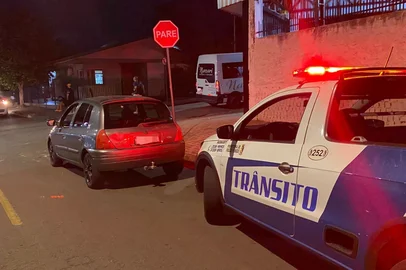 Carro com R$ 18 mil em multas é apreendido em Passo Fundo; motorista não tinha habilitação