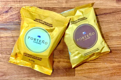 Sara BodowskyVou contar para vocês sobre um alfajor que poucas vezes comi tão delicioso, mesmo em minhas andanças pela Argentina e pelo Uruguai.Confesso que provei um pouco desconfiada, mesmo com uma amiga fazendo a maior propaganda. A surpresa me deixou com aquele sorriso de orelha a orelha, que vem quando um sabor me deixa feliz de verdade. Isso acontece com lugares, também, mas aí é outra história.O Porteño Alfajor, apesar do nome, é recheado com doce de leite uruguaio e tem uma receita que foi aprendida pelo Fábio Seixas em um mochilão pelo interior do Uruguai. Em um dia de muita chuva, pediu abrigo em uma estância e a dona, coincidentemente, estava preparando o doce naquele dia.Hoje, em Porto Alegre, é possível encontrar o Porteño Alfajor em algumas delicatessens e postos de conveniência. As vendas diretas podem ser feitas pelo e-mail contato@grupoporteno.com.br ou pelo fone (55) 99155-8231. Redes sociais: @portenoalfajor.<!-- NICAID(15394167) -->