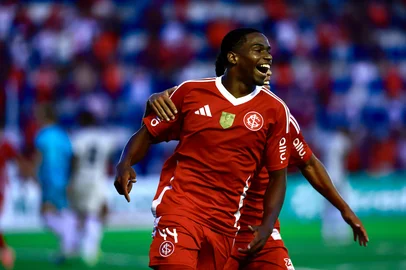 PORTO ALEGRE, RS, BRASIL, 15-01-2026: Campeonato Gaúcho 2026. João Victor comemora o primeiro gol no jogo do Internacional, no Estádio Francisco Noveletto, o Passo D’Areia, contra o Monsoon, pela segunda rodada do Gauchão. Foto: Jeff Botega/Agência RBS<!-- NICAID(16205044) -->