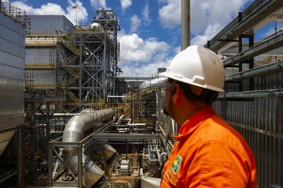 Ipojuca (PE) 01/11/2024 – As unidades de hidrotratametno de diesel e de geração de hidrogênio da Refinaria Abreu e Lima (RNEST), da Petrobras, trabalham para reduzir os teores de enxofre e componentes instáveis no combustível. O Trem 1 da RNEST vai passar por "revamp", processo de revisão e ampliação de capacidade de produção. Foto: Fernando Frazão/Agência BrasilLocal: IpojucaIndexador: Fernando FrazÃ£o/AgÃªncia BrasilFonte: AgÃªncia Brasil/Empresa Brasil dFotógrafo: RepÃ³rter FotogrÃ¡fico<!-- NICAID(16036110) -->