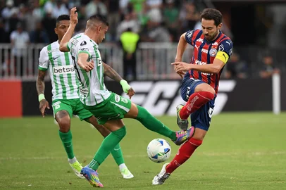 Atletico Nacional's Uruguayan defender #13 Camilo Candido and Bahia's midfielder #10 Everton Ribeiro fight for the ball during the Copa Libertadores group stage football match between Colombia's Atletico Nacional and Brazil's Bahia at the Atanasio Girardot stadium in Medellin, Colombia, on May 14, 2025. (Photo by Jaime SALDARRIAGA / AFP)<!-- NICAID(16037299) -->