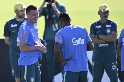 MAURO PIMENTEL / AFP Brazil's defender Ibanez (L) and defender Alexsandro (R) take part during a training session at Columbia Park in Morristown, New Jersey, on June 8, 2026, ahead of the FIFA 2026 World Cup football tournament. (Photo by MAURO PIMENTEL / AFP)Editoria: SPOLocal: MorristownIndexador: MAURO PIMENTELSecao: soccerFonte: AFPFotógrafo: STF<!-- NICAID(16302833) -->