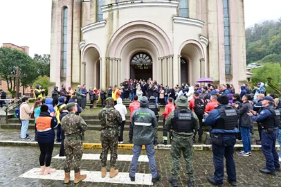 A prefeitura de Caxias do Sul, através da Defesa Civil, promoveu um simulado de evacuação e abrigamento na região de Galópolis na manhã deste sábado (12). Mais de 60 moradores participaram da atividade que foi considerada um "sucesso" pelas equipes.<!-- NICAID(16364689) -->
