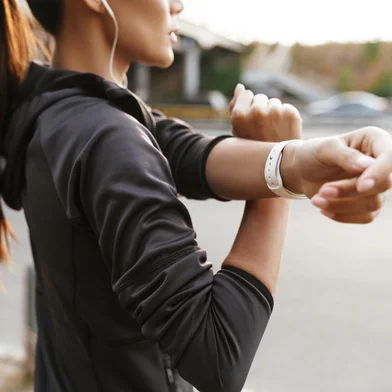 Strong fitness woman make stretching exercisesCropped image of a young strong fitness woman make stretching exercises outdoors at the street.Fonte: 306139208<!-- NICAID(15736409) -->