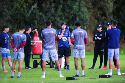 CAXIAS DO SUL, RS, BRASIL, 17/05/2023. Treino do Caxias no CT Baixada Rubra Vanderlei Bersaghi. O Caxias está disputando a série D do Campeonato Brasileiro. Na foto, técnico Tcheco (C). (Porthus Junior/Agência RBS)<!-- NICAID(15431012) -->