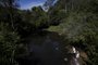 Lindolfo Collor, RS, Brasil, 03-04-2023: O casal Camila Leichter, 46 anos, e Mauro Espindola, 60, durante monitoramento da agua do arroio Serraria, que faz parte da bacia hidrografica do Cai, em Lindolfo Collor. A iniciativa integra o Projeto Observando os Rios - SOS Mata Atlântica. Foto: Mateus Bruxel / Agencia RBSIndexador: Andre Avila<!-- NICAID(15393050) -->