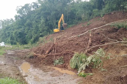 Equipes da CSG seguem trabalhando na queda de barreira do km 38, do RS-122, em São Vendelino. <!-- NICAID(15657486) -->