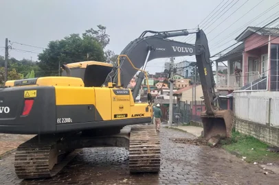 Nesta segunda-feira (22), a Secretaria de Obras e Serviços Públicos (SMOSP) de Caxias do Sul,  iniciou a instalação de uma nova rede de drenagem pluvial na Rua Reinaldo Bosardi, entre as ruas General Carlos Santos Gomes e Ivone Dalla Santa Zatti, no Bairro Charqueadas.  Por conta da intervenção, o trânsito na região está temporariamente interditado. Segundo a SMOSP, está permitindo apenas o acesso de moradores, afim de garantir a segurança dos trabalhadores.<!-- NICAID(15434916) -->