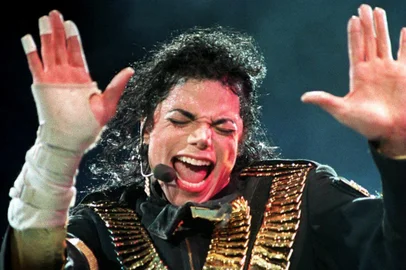 (FILES) Picture dated September 1, 1993 taken in Singapore shows US pop megastar Michael Jackson performing during his "Dangerous" tour. A retired California highway patrolman has stumbled into possession of a trove of unreleased Michael Jackson songs -- which the world may never have a chance to hear.Gregg Musgrove, now a stay-at-home dad, procured the tapes after an associate purchased a storage unit in the city of Van Nuys that contained the recordings, according to the Hollywood Reporter. (Photo by AFP)<!-- NICAID(15935725) -->