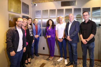 Vinte e três vereadores titulares e 15 suplentes estão eternizados na placa da XVIII Legislatura (2021-2024), descerrada na manhã desta segunda-feira (16/12), junto ao hall de acesso à Sala das Sessões Deputado Nadyr Rossetti, no térreo do prédio da Câmara Municipal de Caxias do Sul<!-- NICAID(15936816) -->