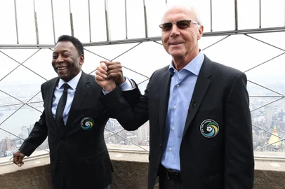 New York Cosmos soccer legends Pele(L) and Franz Beckenbauer pose at the Empire State Building April 17, 2015 in New York at an event to launch the start of the teams 2015 spring season. The teams home opener will take place against the Tampa Bay Rowdies on April 18, 2015 in New York. AFP PHOTO /  TIMOTHY  A. CLARY (Photo by Timothy A. CLARY / AFP)Editoria: SPOLocal: New YorkIndexador: TIMOTHY A. CLARYSecao: soccerFonte: AFPFotógrafo: STF<!-- NICAID(15304105) -->