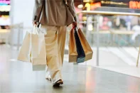 Pesquisa do Serasa revela que 72% dos consumidores se arrependem de compras feitas por impulso.