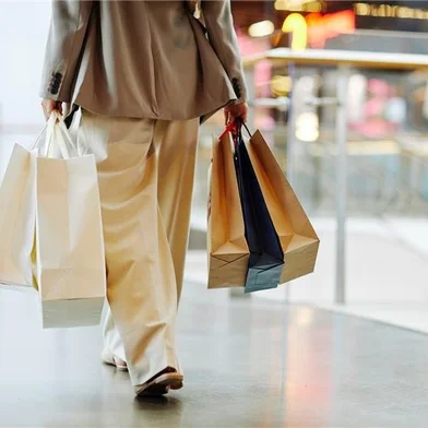 Pesquisa do Serasa revela que 72% dos consumidores se arrependem de compras feitas por impulso.