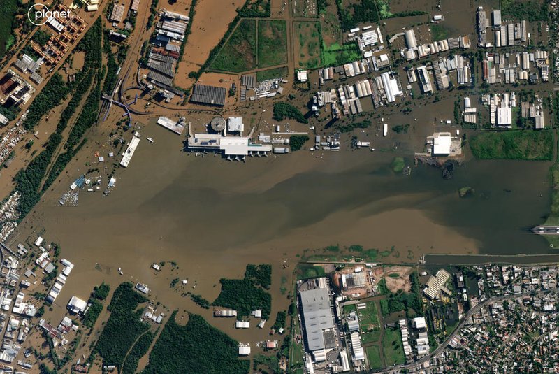 This handout satellite image released on May 7, 2024, by Planet Labs PBC and taken on May 6, 2024, shows an aerial view of the flooded Salgado Filho International Airport in Porto Alegre, Rio Grande do Sul state, Brazil, after torrential storms devastated areas in the southern Rio Grande do Sul State. The worst natural calamity ever to hit the state of Rio Grande do Sul has claimed at least 95 lives, with 372 people reported injured and 131 still missing, according to the civil defense force that handles disaster relief. (Photo by Handout / Planet Labs PBC / AFP) / RESTRICTED TO EDITORIAL USE - MANDATORY CREDIT "AFP PHOTO / Planet Labs PBC" - NO MARKETING - NO ADVERTISING CAMPAIGNS - DISTRIBUTED AS A SERVICE TO CLIENTSEditoria: DISLocal: Porto AlegreIndexador: HANDOUTSecao: floodFonte: Planet Labs PBCFotógrafo: Handout<!-- NICAID(15759237) -->