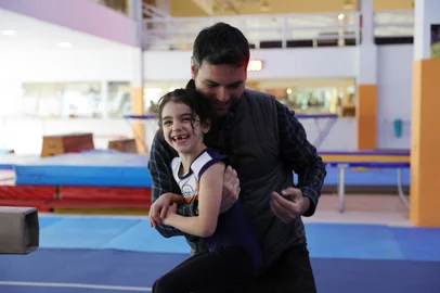 Porto Alegre, RS, Brasil - 08/08/2024 - Especial dia dos pais. Leonardo, pai da Clara, na aula de ginástica da pequena. Ele é educador físico e acompanha a Clara, ela pratica Ginástica Artística no Ipanema Sports. FOTO: JEFFERSON BOTEGA, AGÊNCIA RBSIndexador: jeff botega<!-- NICAID(15835842) -->