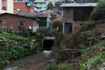 CAXIAS DO SUL, RS, BRASIL, 08/09/2021 - Moradores do loteamento Pinheiro, no bairro Cruzeiro sofrem com alagamentos. Prefeitura vai construir um tanque de contenção no loteamento Pinheiro, no Cruzeiro, para amenizar o problema de alagamentos. E a foto é para mostrar o problema dos moradores, onde a água bate em dias de chuva). NA FOTO: na residência da Shayane o porão está sem condições de uso. (Marcelo Casagrande/Agência RBS)<!-- NICAID(14884381) -->