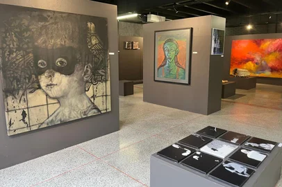 Na próxima quarta-feira, 16 de abril acontecerá a abertura oficial daExposição A Linha percorre o Acervo, com curadoria de Gelson Soares e MaraGalvani, às 20h30min, na Galeria de Arte, sala 402 (4º pavimento), do Bloco J, naUCS-Sede.A Linha percorre o Acervo é a primeira exposição que ocupa a nova Galeriade Arte do Bloco J após a mudança dos cursos de Área do Conhecimento de Artes eArquitetura do Campus 8 para a UCS-sede. Em cartaz desde 30 de março paraapreciação do público, a exposição permanecerá aberta para visitação até 30 deabril, de segunda-feira à sexta-feira, das 9h às 22h, com entrada gratuita.<!-- NICAID(16017528) -->