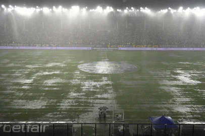 VASCO X INTERNACIONALRJ - BRASILEIRÃO/VASCO X INTERNACIONAL - ESPORTES - Temporal alaga o gramado do Estádio São Januário no intervalo da partida entre Vasco e Internacional válida pela 36ª rodada do Campeonato   Brasileiro 2025,  na zona norte do Rio de Janeiro, na noite desta sexta-feira  (28). O início do segundo tempo foi atrasado.   28/11/2025 - Foto: DHAVID NORMANDO/CÓDIGO19/ESTADÃO CONTEÚDOEditoria: ESPORTESLocal: RIO DE JANEIROIndexador: DHAVID NORMANDOFonte: CÃ³digo 19Fotógrafo: CÓDIGO19<!-- NICAID(16176912) -->