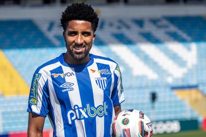 Cortez, ex-Grêmio, é apresentado como novo reforço do Avaí.<!-- NICAID(15007955) -->