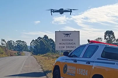 Polícia Rodoviária da Brigada Militar / Divulgação Polícia rodoviária aplica mais de 20 autuações por ultrapassagem proibida durante feriadão na Rota do Sol, em Caxias. Equipes utilizaram drones para monitoramento aéreo da rodovia e averiguação das cenas de imprudência.<!-- NICAID(16361130) -->