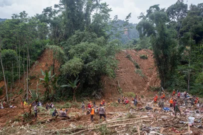 Rescue teams, including Indonesia's National Search and Rescue Agency (BASARNAS), the army, police, and volunteers, use high-pressure water to search for victims of a landslide triggered by heavy rain two days ago, which has so far claimed 19 lives, in Kasimpar Village, Central Java, on January 22, 2025. Hundreds of rescuers were searching through thick mud and debris to find survivors January 22 after a rain-triggered landslide in Indonesia killed at least 19 people and left seven missing. (Photo by DEVI RAHMAN / AFP)Editoria: DISLocal: KasimparIndexador: DEVI RAHMANSecao: avalanche/landslideFonte: AFPFotógrafo: STR<!-- NICAID(15958820) -->