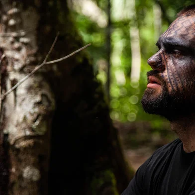 Mais de 4 mil quilômetros de distância e uma sintonia tão próxima a ponto de unir o empresário gaúcho Felipe Vaccari, 29 anos, e a aldeia sagrada do povo Yawanawa. O território indígena é localizado em meio à Amazônia acreana, quase na fronteira com o Peru. O cenário por si só já é próprio de um resgate por novas experiências existenciais, mas Vaccari aproveitou para unir isso à concretização de um projeto sustentável que marcou história neste ano.Desde que Vaccari, proprietário da empresa Engiture, instalou um complexo de energia renovável na aldeia em fevereiro, a ideia de expandir o projeto tornou-se meta. É por isso que o documentário "Voz & Energia" lançado em setembro com o objetivo de atingir o maior número de pessoas possível.<!-- NICAID(15547514) -->