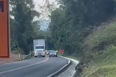 A Polícia Rodoviária Federal está intensificando a fiscalização na Serra das Antas, trecho da BR-470 conhecido pelo alto risco de acidentes e que tem gerado grande número de denúncias de usuários, especialmente relacionadas a ultrapassagens em locais proibidos.Fato flagrado nesta terça-feira (13). <!-- NICAID(16036192) -->