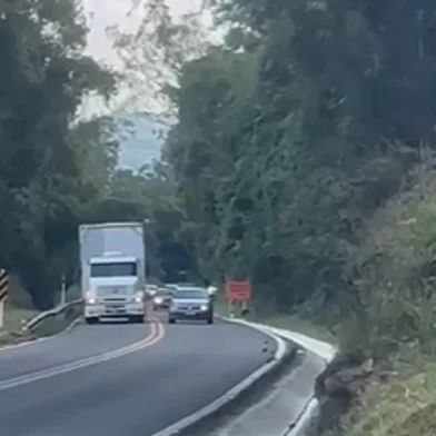 A Polícia Rodoviária Federal está intensificando a fiscalização na Serra das Antas, trecho da BR-470 conhecido pelo alto risco de acidentes e que tem gerado grande número de denúncias de usuários, especialmente relacionadas a ultrapassagens em locais proibidos.Fato flagrado nesta terça-feira (13). <!-- NICAID(16036192) -->