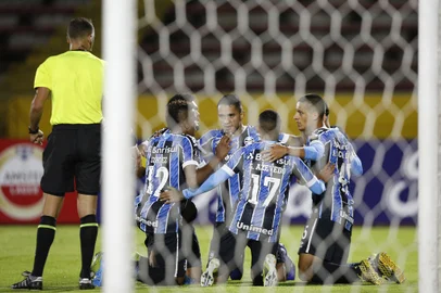 Brazil's Gremio Ferrerinha celebrates with teammates after scoring during the Copa Libertadores football tournament second round match between Ecuador's Ayacucho and Brazil's Gremio at the Atahualpa Olympic Stadium in Quito on March 16, 2021. (Photo by Santiago Arcos / various sources / AFP)Editoria: SPOLocal: QuitoIndexador: SANTIAGO ARCOSSecao: soccerFonte: AFPFotógrafo: STR<!-- NICAID(14736610) -->