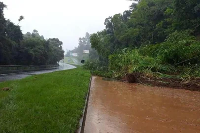 Deslizamento de terra bloqueia trecho da RS-122, em São Vendelino. Fluxo de veículos está interrompido no km 38 da rodovia estadual no sentido Capital-Serra.<!-- NICAID(15656048) -->