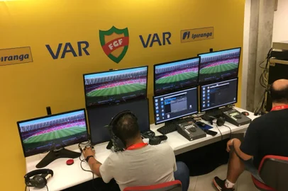 Sala do VAR no Gre-Nal 419 no Beira-Rio