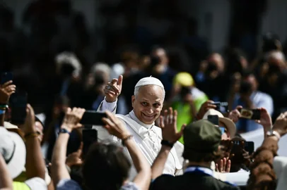 Pope Leo XIV waves to faithfuls as he leaves after leading a mass in the Tor Vergata district of Rome, as part of Jubilee of Youth, on August 3, 2025. Pope Leo XIV presided over a final mass in Rome for over one million young people, the culmination of a youth pilgrimage that has drawn Catholics from across the world. (Photo by Filippo MONTEFORTE / AFP)<!-- NICAID(16093336) -->