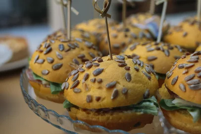 A Mother's Cake, que produz bolos deliciosos e artísticos assinados pela criativa Tiadra Maino, lançou há pouco a marca Mother's Coffee, que oferece experiências exclusivas de café da manhã e de coffee break.<!-- NICAID(16161106) -->