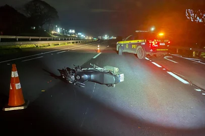 Pedestre morre atropelado por motocicleta na BR-386, em Estrela.<!-- NICAID(16096195) -->