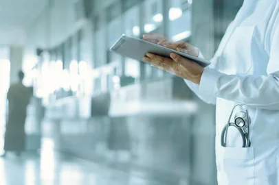 *A PEDIDO DE FILIPE PIMENTEL* Healthcare and medicine. Medical and technology. Doctor working on digital tablet on hospital background - Foto: ipopba/stock.adobe.comFonte: 298001238<!-- NICAID(15171356) -->