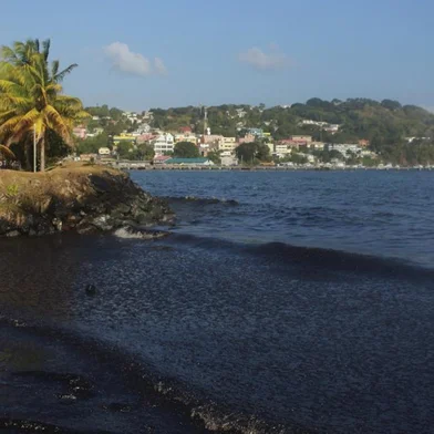 View of the oil spill at Rockly Bay in Tobago island, Trinidad and Tobago, on February 10, 2024. An oil spill caused by a mysterious ship that ran aground in the waters of Trinidad and Tobago on February 7 spread along some 15 kilometers of coastline, just when the country expects to receive thousands of tourists in the middle of the carnival season. (Photo by Clement Williams / AFP)Editoria: ENVLocal: Wallerfield, Trinidad and TobagoIndexador: CLEMENT WILLIAMSSecao: energy and resourceFonte: AFPFotógrafo: STR<!-- NICAID(15676135) -->