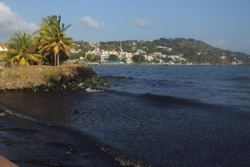 View of the oil spill at Rockly Bay in Tobago island, Trinidad and Tobago, on February 10, 2024. An oil spill caused by a mysterious ship that ran aground in the waters of Trinidad and Tobago on February 7 spread along some 15 kilometers of coastline, just when the country expects to receive thousands of tourists in the middle of the carnival season. (Photo by Clement Williams / AFP)Editoria: ENVLocal: Wallerfield, Trinidad and TobagoIndexador: CLEMENT WILLIAMSSecao: energy and resourceFonte: AFPFotógrafo: STR<!-- NICAID(15676135) -->