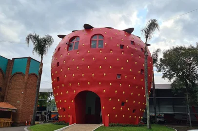 Morangão na entrada do parque municipal de Bom Princípio em 2022<!-- NICAID(15198324) -->