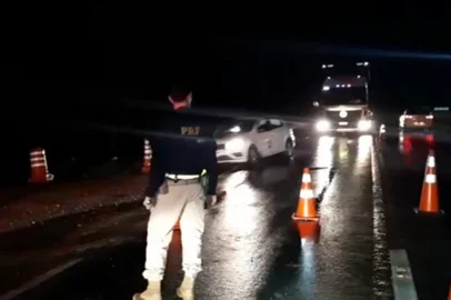 A chuva que caiu na região da Costa Doce, no sul do Estado, causa reflexo para motoristas que trafegam pela BR-116, em Barra do Ribeiro, desde a noite desta terça-feira (14). A situação ocorre na altura do quilômetro 335, próximo ao acesso principal ao município. <!-- NICAID(14968659) -->